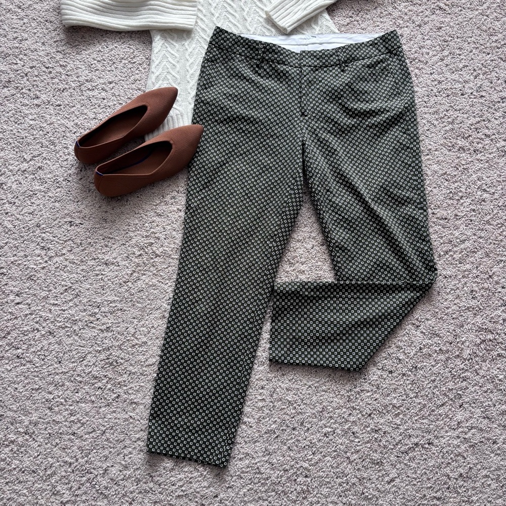 a.n.a Women’s olive green and white squares pattern capri pants size 10